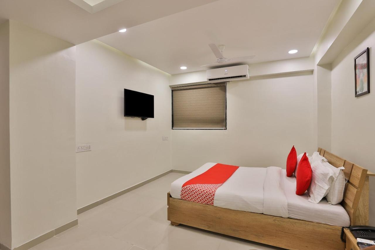 Collection O 12462 Hotel Shiv Inn Gandhinagar Extérieur photo