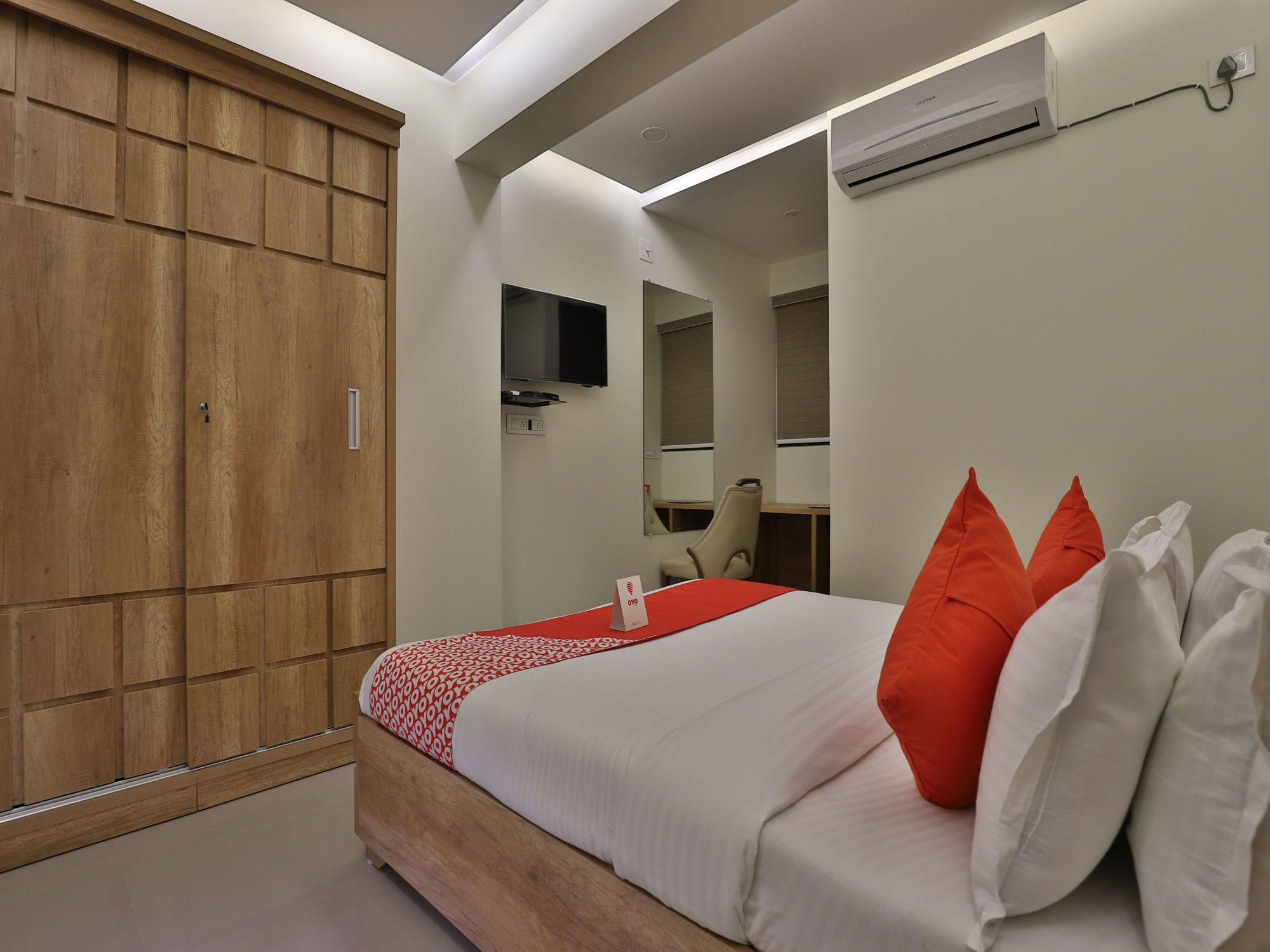 Collection O 12462 Hotel Shiv Inn Gandhinagar Extérieur photo